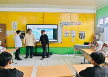 Presiden Sebut 75 Persen Sekolah di Indonesia sudah Terima Smartboard