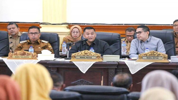 Wawako Pariaman Mulyadi menghadiri rapat penyampaian tanggapan mengenai Rancangan KUA PPAS Kota Pariaman 2026. (Foto: Ist)