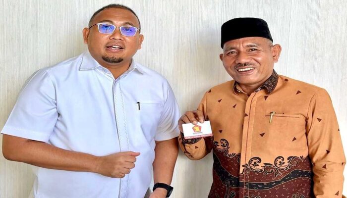 Bupati Limapuluh Kota Safni Sikumbang Berlabuh ke Gerindra, KTA Diserahkankan Andre Rosiade