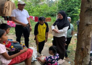 Ketua TP-PKK Kabupaten Solok Kunjungi Lima Bersaudara di Selayo yang Hidup tanpa Orangtua