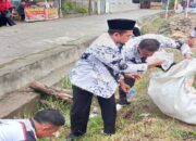 Wabup Solok Pimpin Aksi Bersih-Bersih HUT PGRI ke-80 di Bukit Sundi