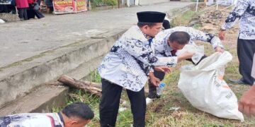 Wabup Solok Pimpin Aksi Bersih-Bersih HUT PGRI ke-80 di Bukit Sundi