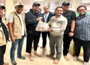 Andre Rosiade Antarkan 900 Nasi Bungkus untuk Mahasiswa Unand Korban Banjir Bandang Padang