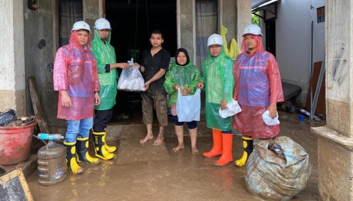 YBM PLN UP3 Padang Salurkan Bantuan Bagi Rakyat Terdampak Banjir Padang