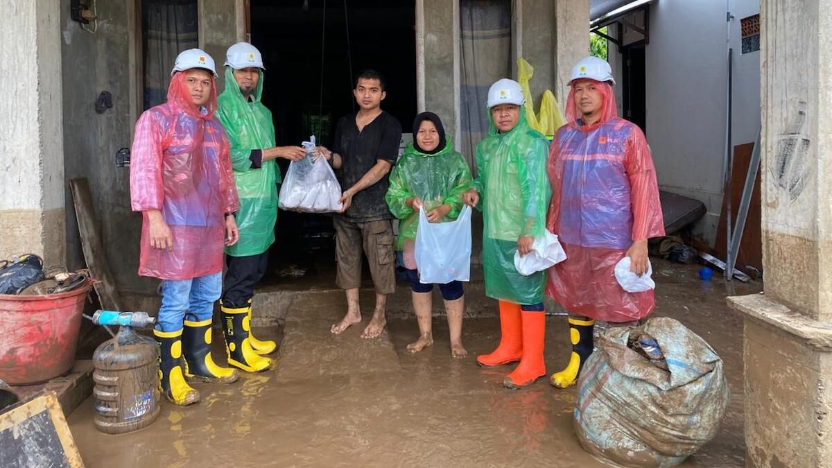 YBM PLN UP3 Padang serahkan bantuan untuk warga yang terdampak banjir di Padang. (dok. istimewa)