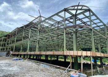 Bangunan rangka di sempadan sungai kawasan Lembah Anai. (dok. istimewa)