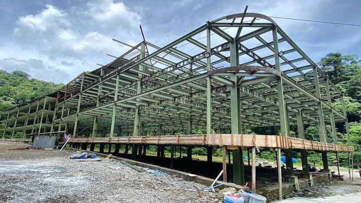 Bangunan rangka di sempadan sungai kawasan Lembah Anai. (dok. istimewa)