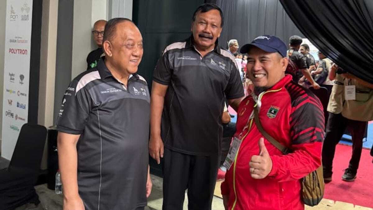 Dekan FIK UNP Prof Nurul Ikhsan (kanan) bersama Ketua Umum KONI Pusat Marciano Norman di sela-sela pelaksanaan PON Beladiri 2025 Kudus. (Foto dokumentasi)