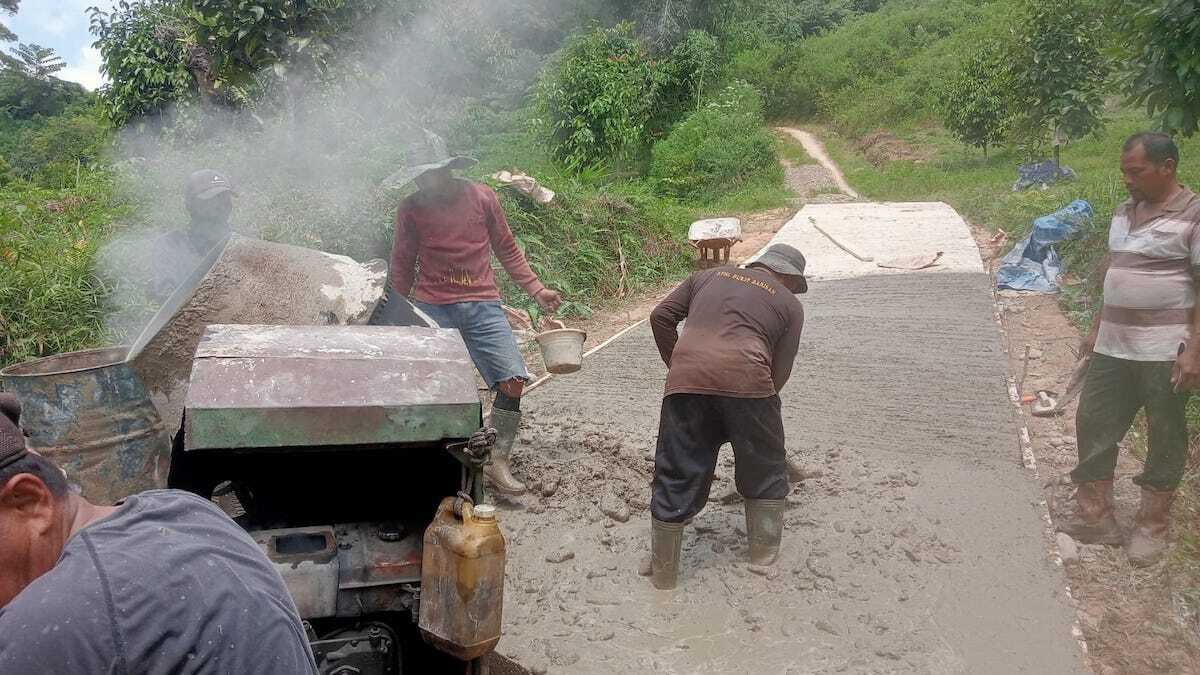 Gotong royong di Puncak Labuang yang diinisiasi Semen Padang. (dok. istimewa)