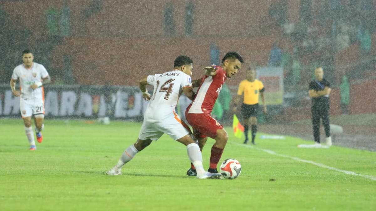 Pemain Semen Padang FC Ambrizal Umanailo berebut bola dengan pemain Borneo FC Fajar Fathur Rahman. (dok. MO SPFC)