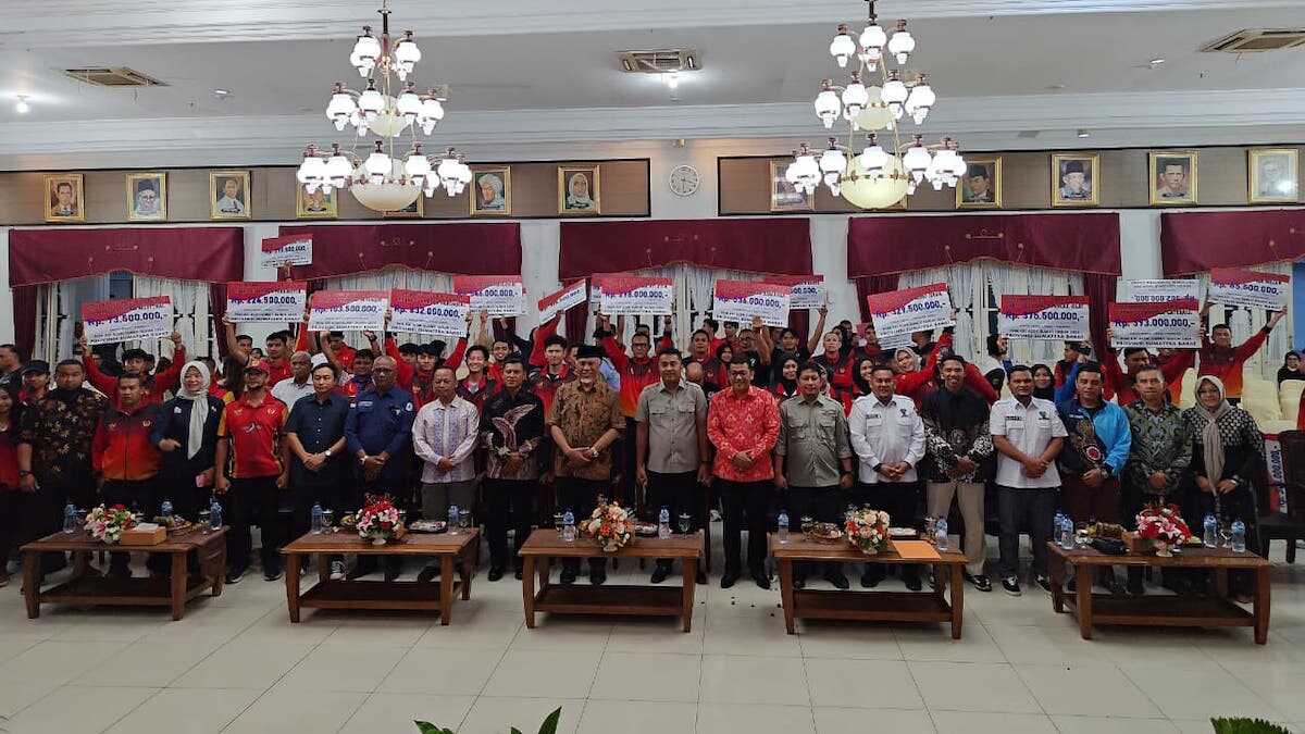 Penyerahan bonus atlet Sumbar. (dok. istimewa)