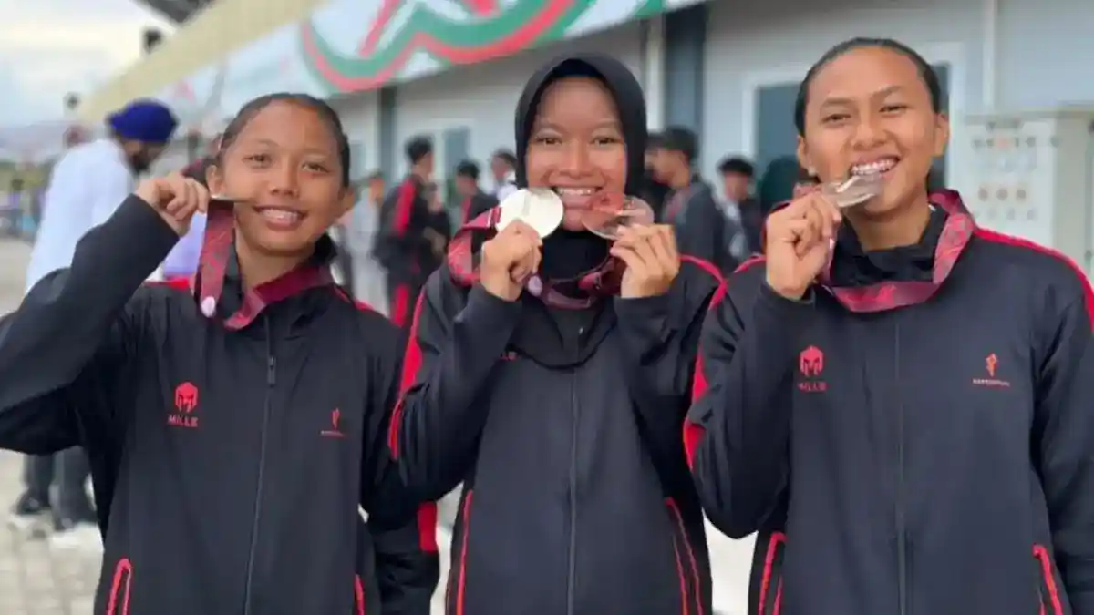 Dari kiri: Wilna Selvi, Dwi Allyne Imanda Suci, dan Alicia Nur Lativa. Ketiga atlet muda asal Sumbar jni menyumbang 4 medali untuk Timnas Indonesia di ajang 17th SEA U18 & U20 Athletics Championships 2025. (Foto Istimewa)