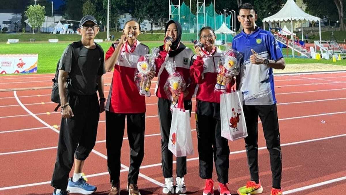 Dari arah kiri pelatih atletik Sumbar Anwar, Wilna Selvi, Dwi Allyne Amanda Suci, Alicia Nur Latifa, dan pelatih Rori. Ketiga atletik ranah Minang itu ditunjuk mewakili Indonesia pada pada ajang 17th SEA U18 dan U20 Athletics Championships 2025. (Foto PASI Sumbar)