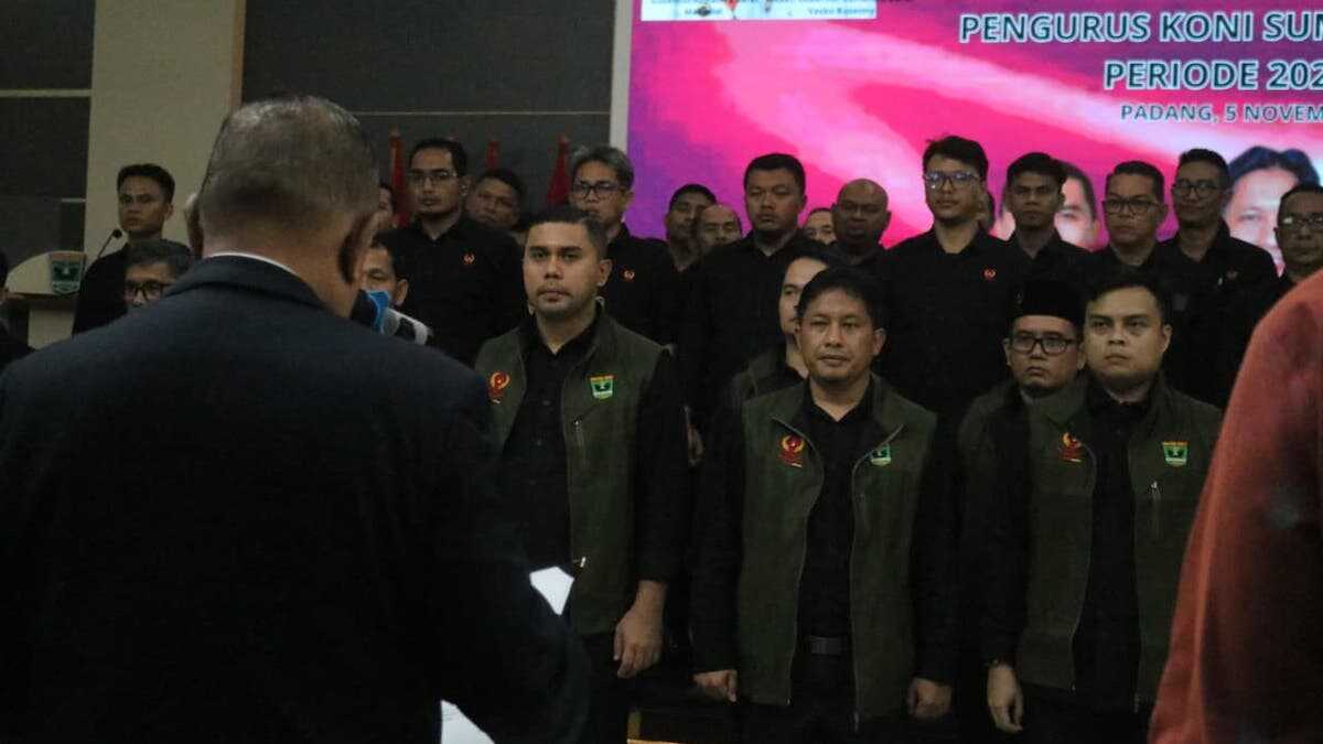 Trio komando KONI Sumbar saat dilantik Ketum KONI Pusat Marciano Norman. (dok. Humas KONI)