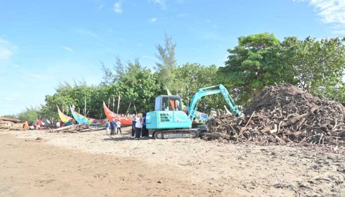 Pulihkan Aktivitas Nelayan, Pemprov Sumbar Gelar Aksi Bersih Pantai