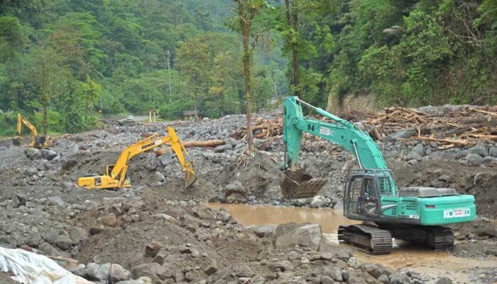 Motor Warga Terendam Banjir, Polda Sumbar Beri Servis Gratis