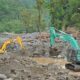 Alat berat sedang membersihkan material banjir bandang. (dok. istimewa)