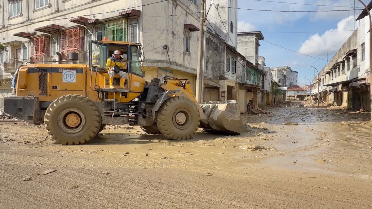Alat berat terus bersihkan Aceh Tamiang dari material banjir bandang. (dok. Bakom RI)
