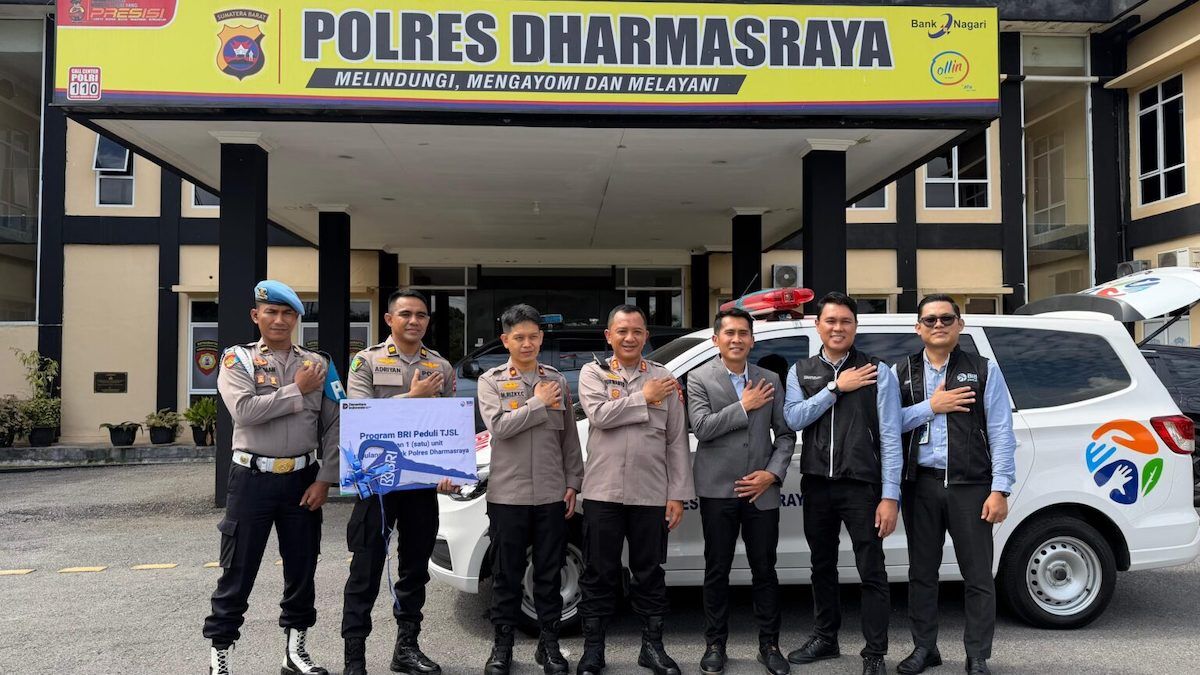 BRI serahkan ambulans untuk Polres Dharmasraya. (dok. istimewa)