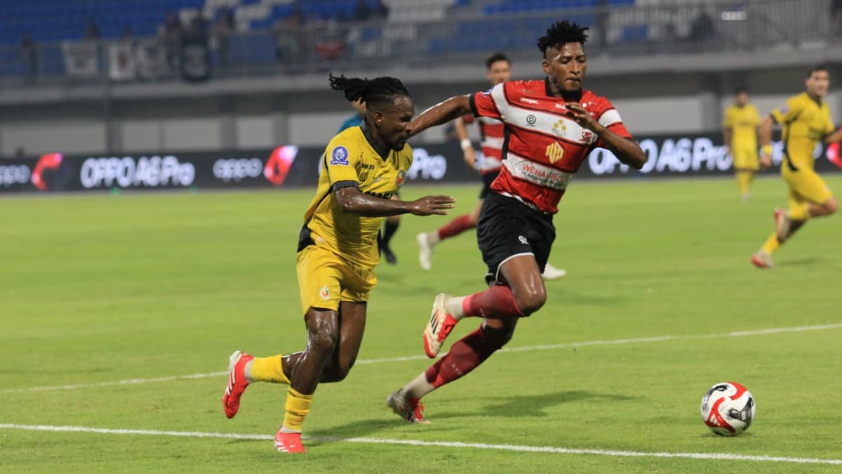 Cornelius Stewart mengejar bola dibayangi oleh bek Madura United Jorge Mendonca. (dok. MO SPFC)