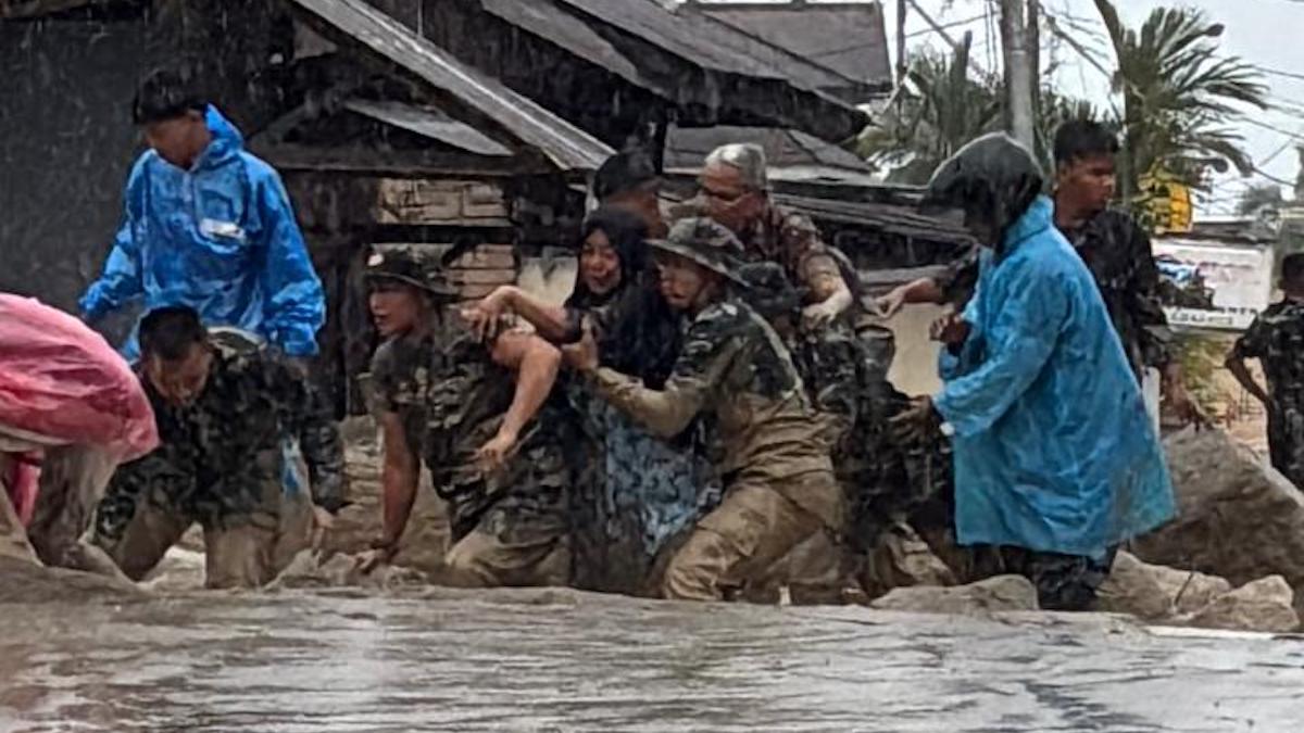 Evakuasi dua warga yang nyaris hanyut akibat galodo susulan di Jorong Pasa Maninjau, Nagari Maninjau, Kecamatan Tanjung Raya, Kabupaten Agam, Kamis (25/12/2025) siang. (dok. istimewa)