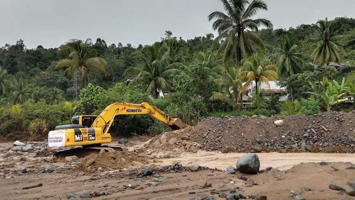 Alat berat dari PT Semen Padang tengah melakukan pekerjaan membuat tanggul sungai agar aliran sungai ketika meluap tidak mengarah ke pemukiman masyarakat di Batu Busuk. Alat berat ini sudah bekerja di Sungai Batu Busuk sejak 5 Desember 2025 hingga sekarang. (dok. Humas)