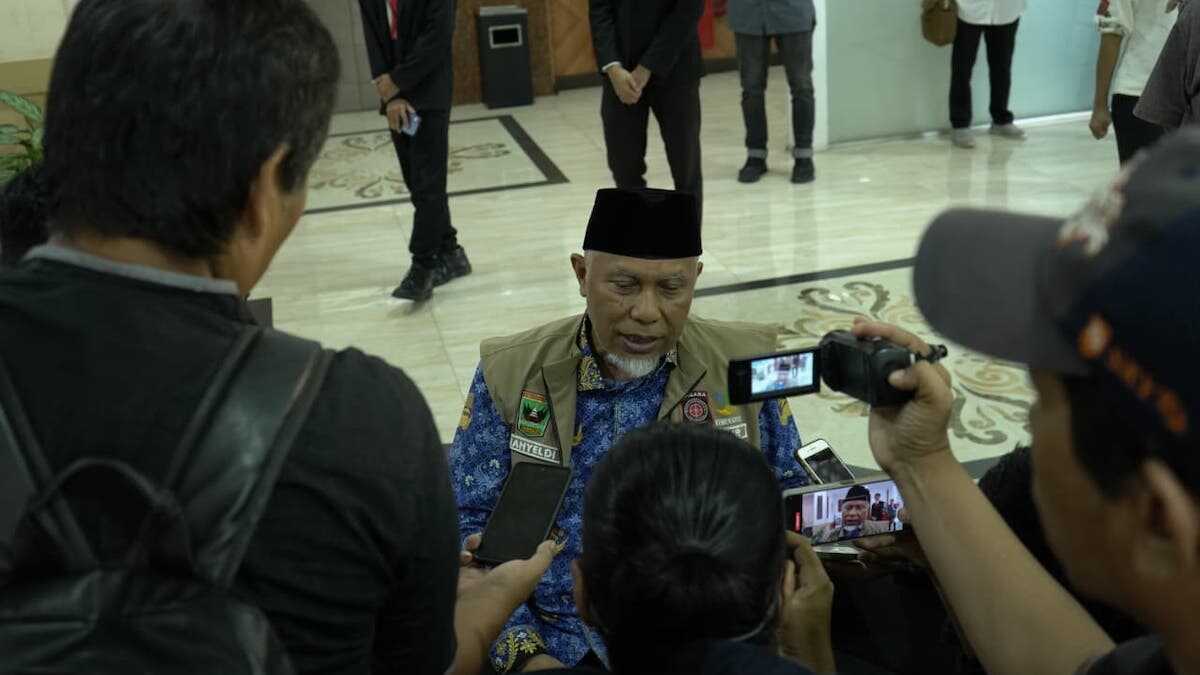 Gubernur Mahyeldi saat diwawancarai awak media. (dok. istimewa)