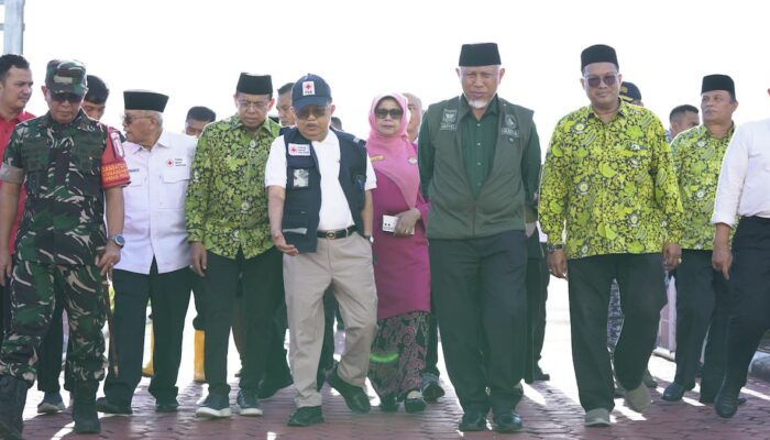 Gubernur Mahyeldi Sambut Kedatangan Jusuf Kalla Tinjau Bencana Banjir Bandang di Sumbar