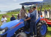 Gubernur Mahyeldi Serahkan Bantuan Alsintan untuk Kelompok Tani di Kabupaten Solok