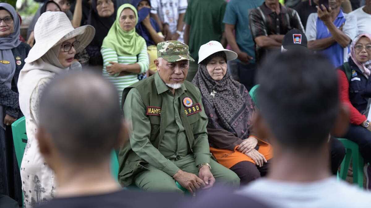 Gubernur Mahyeldi serahkan bantuan untuk nelayan yang tak melaut karena bencana. (dok. adpsb)