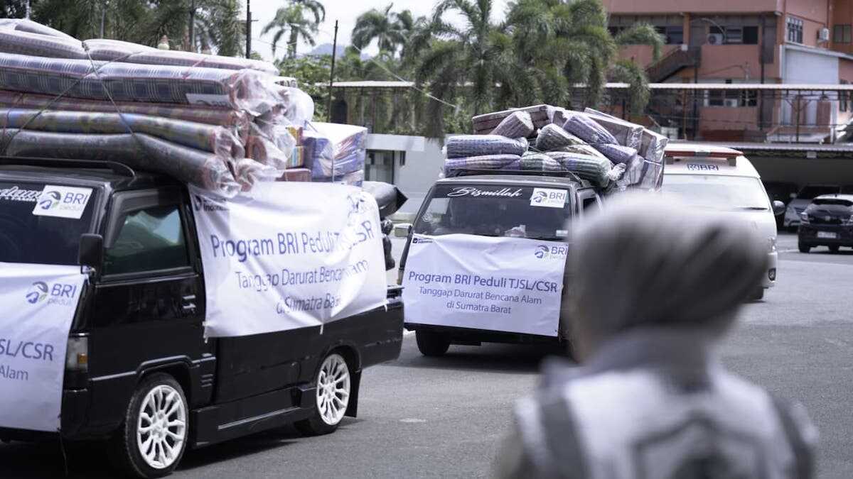 Gubernur Mahyeldi terima bantuan dari relawan BRI. (dok. istimewa)