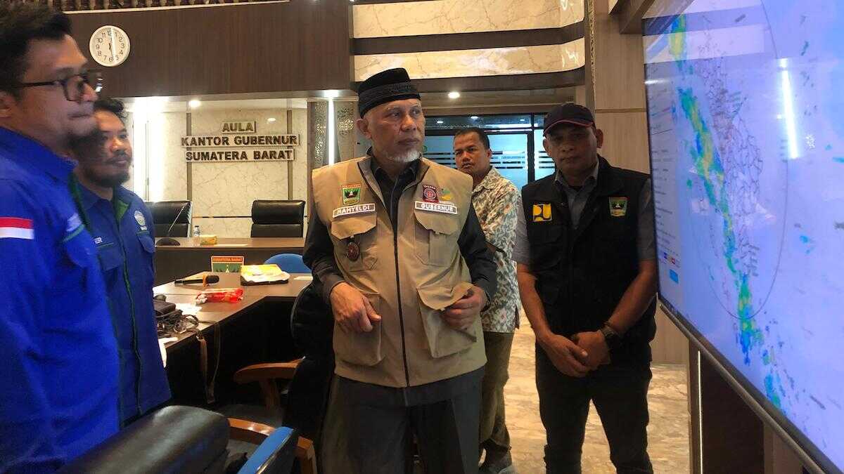 Gubernur Mahyeldi tinjau dampak bencana hidrometeorologi di Sumbar. (dok. istimewa)