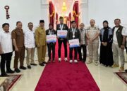 Gubernur Mahyeldi Serahkan Bonus untuk Tiga Atlet Sumbar Peraih Medali di SEA Games 2025