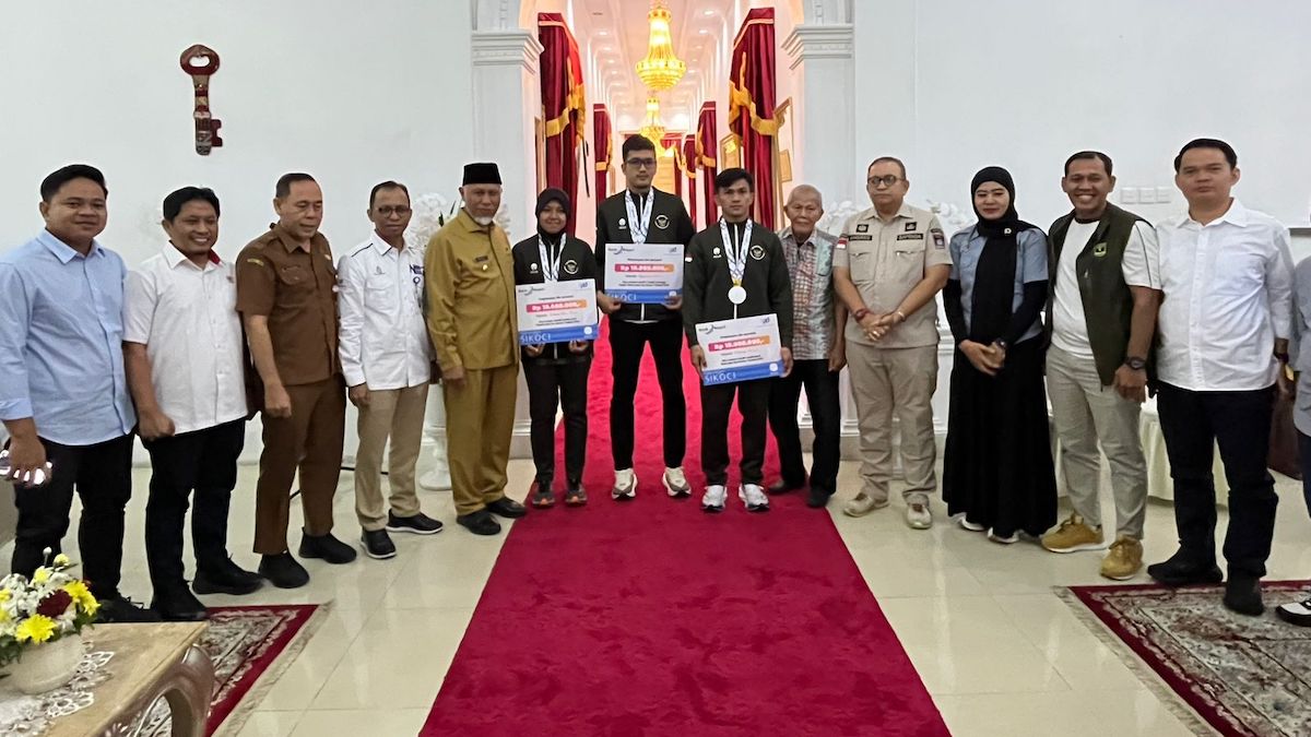 Gubernur Sumbar serahkan bonus untuk tiga atlet Sumbar yang meraih medali di SEA Games 2025. (dok. Humas KONI Sumbar)