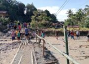 Jembatan Darurat di Maninjau Diterjang Arus, Warga Kembali Bangun Akses Sementara