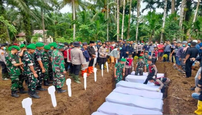 10 Korban Banjir Bandang Agam Dimakamkan Massal, Identitas masih Ditelusuri