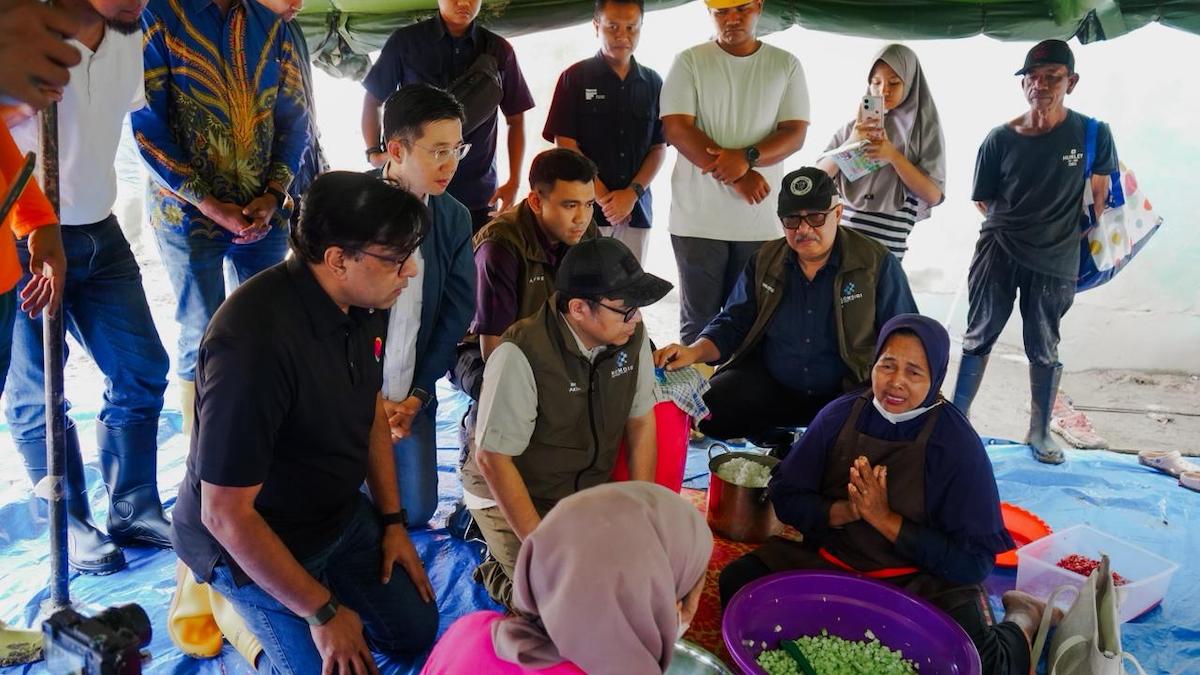 Jajaran Direksi IOH melihat langsung kondisi korban bencana hidrometeorologi di Aceh Tamiang. (dok. istimewa)