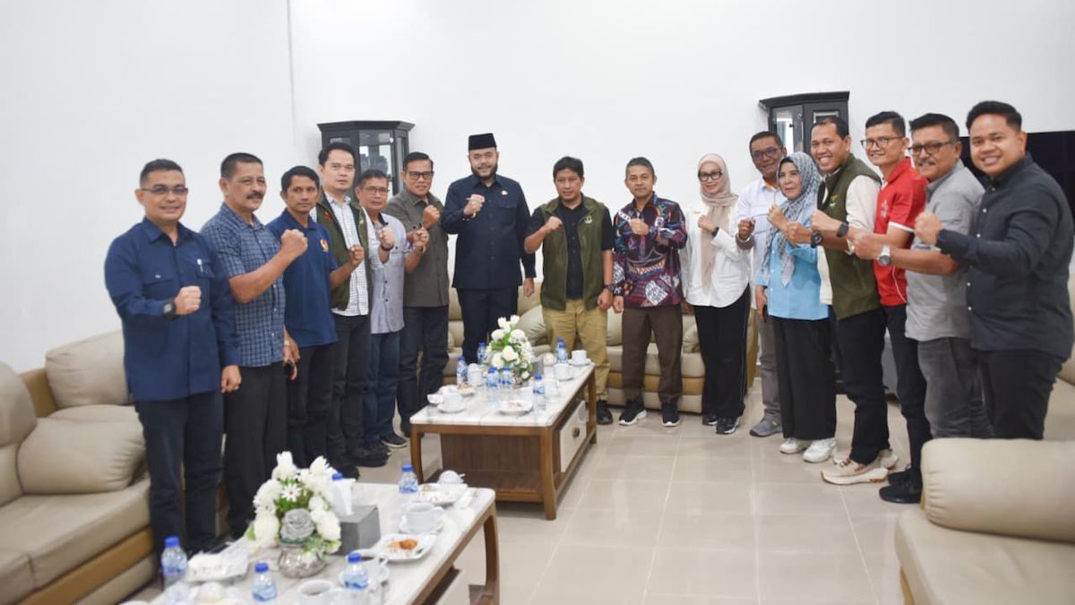 Jajaran petinggi KONI Sumbar bertemu dengan Wako Fadly Amran guna membahas kesiapan Padang untuk Porprov 2026. (dok. istimewa)