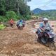 Jalan di Batu Busuak sudah mulai bisa dilintasi sepeda motor. (dok. istimewa)