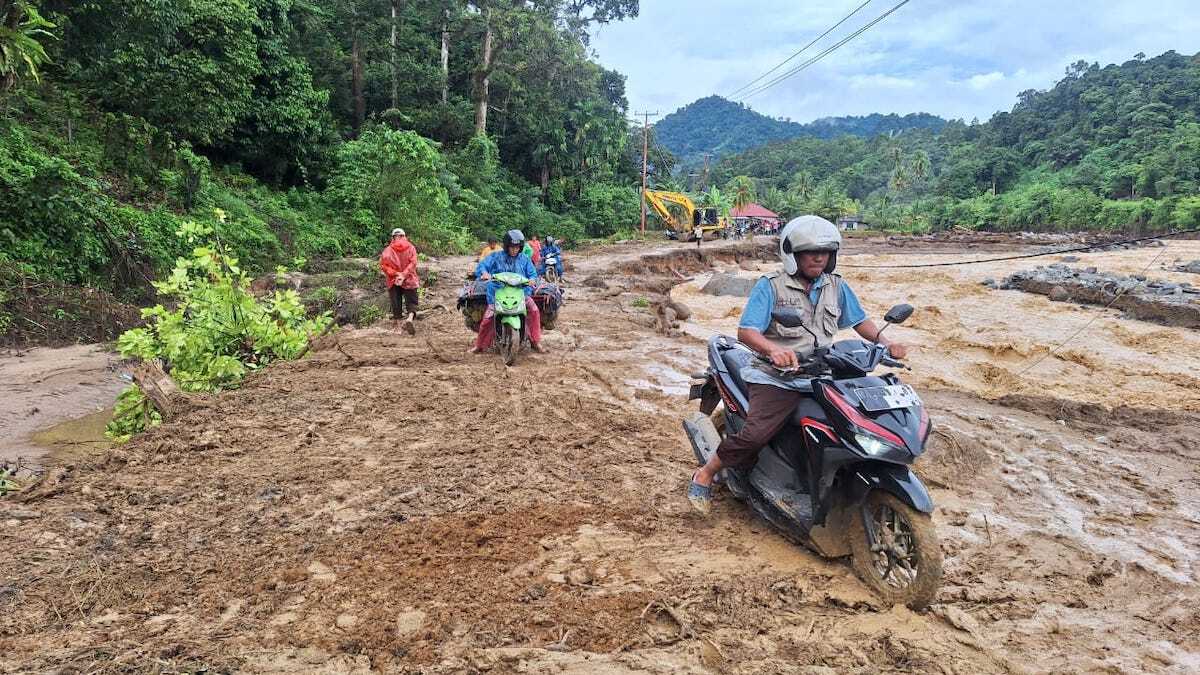 Jalan di Batu Busuak sudah mulai bisa dilintasi sepeda motor. (dok. istimewa)