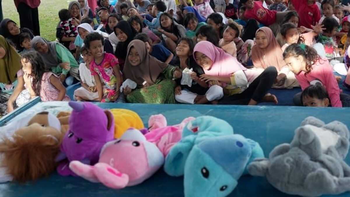 Kementerian Komunikasi dan Digital (Komdigi) mengadakan kegiatan Dukungan Psikososial untuk membantu pemulihan psikososial anak-anak korban banjir dan longsor di Sumatra Barat, Jumat (5/12/2025) petang di lokasi pengungsian Akademi Maritim Sapta Samudra, Kecamatan Koto Tengah, Kota Padang. (Foto: Noel/KPM Kemkomdigi)