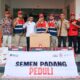 Komisaris Semen Padang dan jajaran serahkan bantuan untuk korban bencana. (dok. Humas)