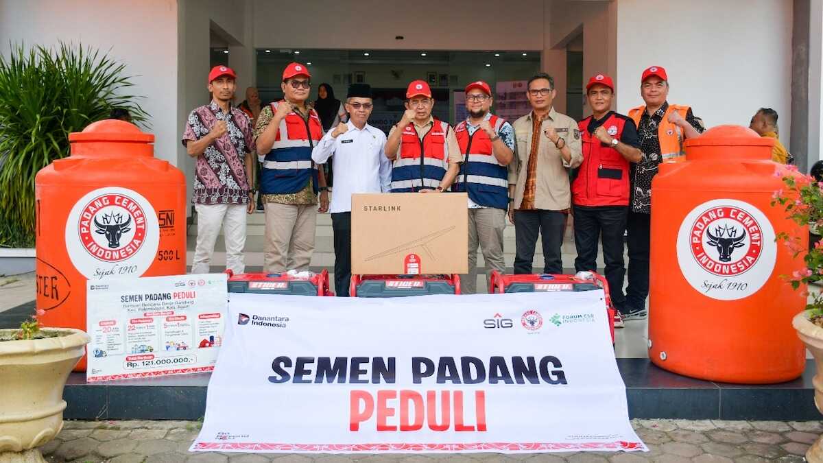 Komisaris Semen Padang dan jajaran serahkan bantuan untuk korban bencana. (dok. Humas)