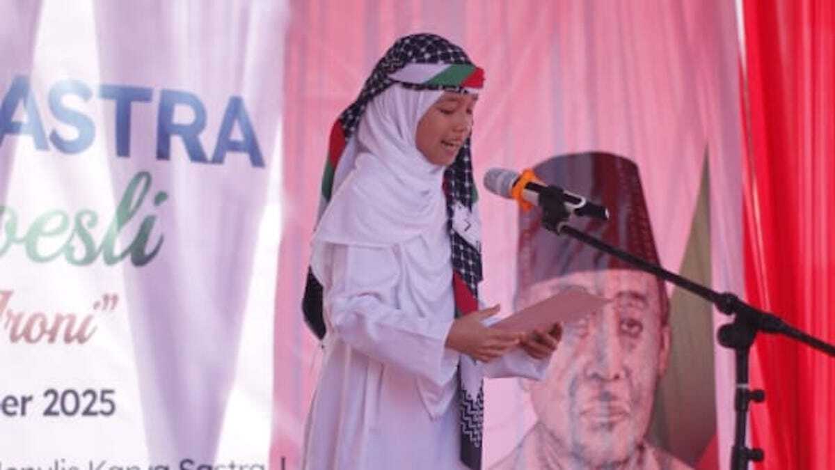 Lomba baca puisi pelajar di Gelaran Marah Roesli Fest 2025. (dok. istimewa)