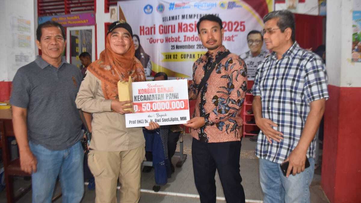 Mantan Dirut Semen Padang Dwi Soedjipto serahkan bantuan 50 juta untuk korban bencana di Pauh. (dok. istimewa)