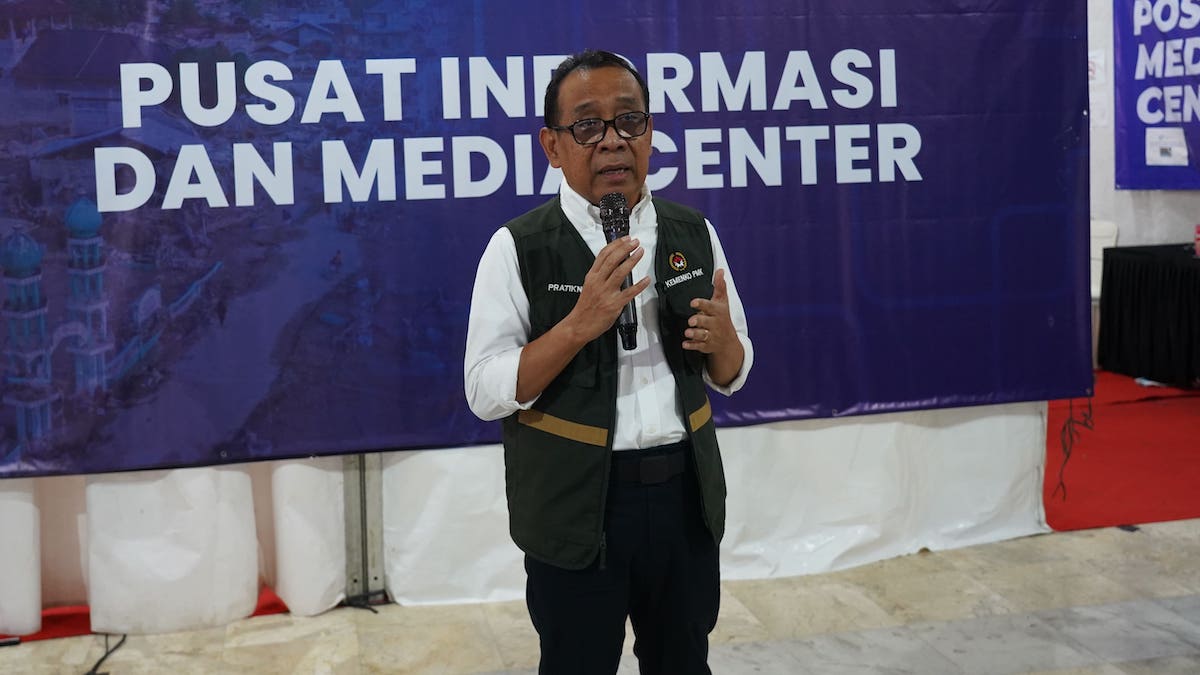 Menteri Koordinator Bidang Pembangunan Manusia dan Kebudayaan Pratikno saat memberikan keterangan pers terkait perkembangan pemulihan pascabencana tiga provinsi Sumatra di Pusat Informasi dan Media Center Penanggulangan Bencana Kementerian Komdigi di Banda Aceh, Kamis (25/12/2025). (Foto: Irfan IGID/InfoPublik)