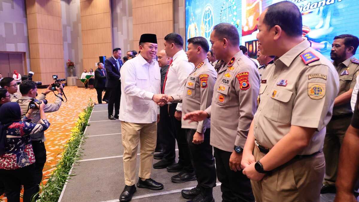 Menteri Nusron beri penghargaan tokoh yang mampu lakukan pencegahan aksi mafia tanah. (dok. istimewa)