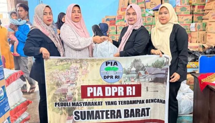 Persaudaraan Istri Anggota DPR RI Berbagi untuk Korban Banjir Bandang di Sumbar