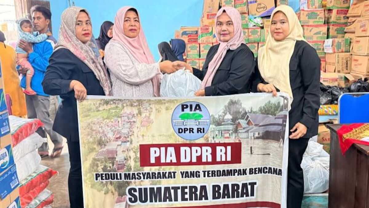 PIA DPR RI serahkan bantuan untuk masyarakat terdampak bencana di Sumbar. (dok. istimewa)