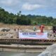 Pembangunan jembatan darurat oleh Semen Padang Peduli. (dok. istimewa)